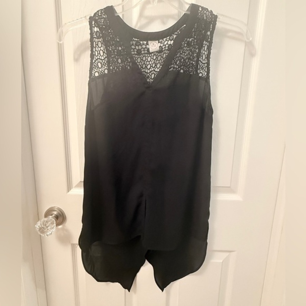 Paper Crane Black Lace Sleeveless Top Tank Sz S Flowy Uneven Hem EUC AE